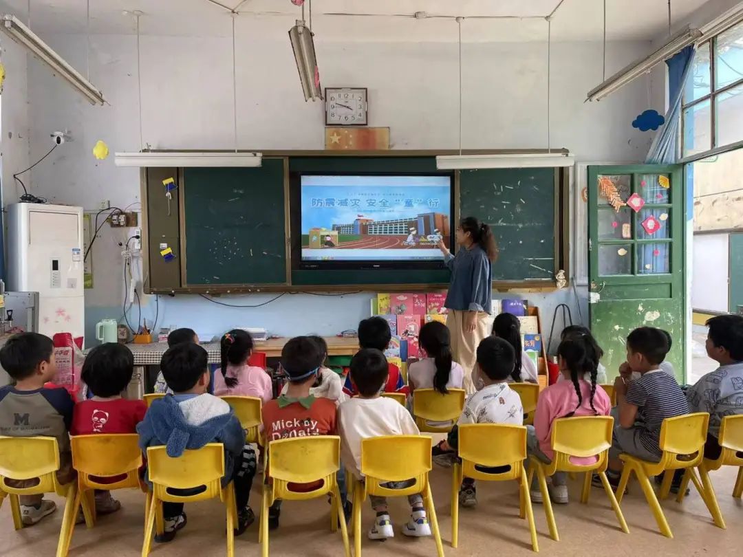 筑牢安全防线，我们在行动——地方镇闸口完小幼儿园5.12防灾减灾安全教育活动