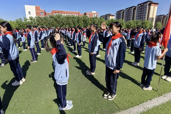 平邑县第二实验小学举行2024级新队员分批入队仪式