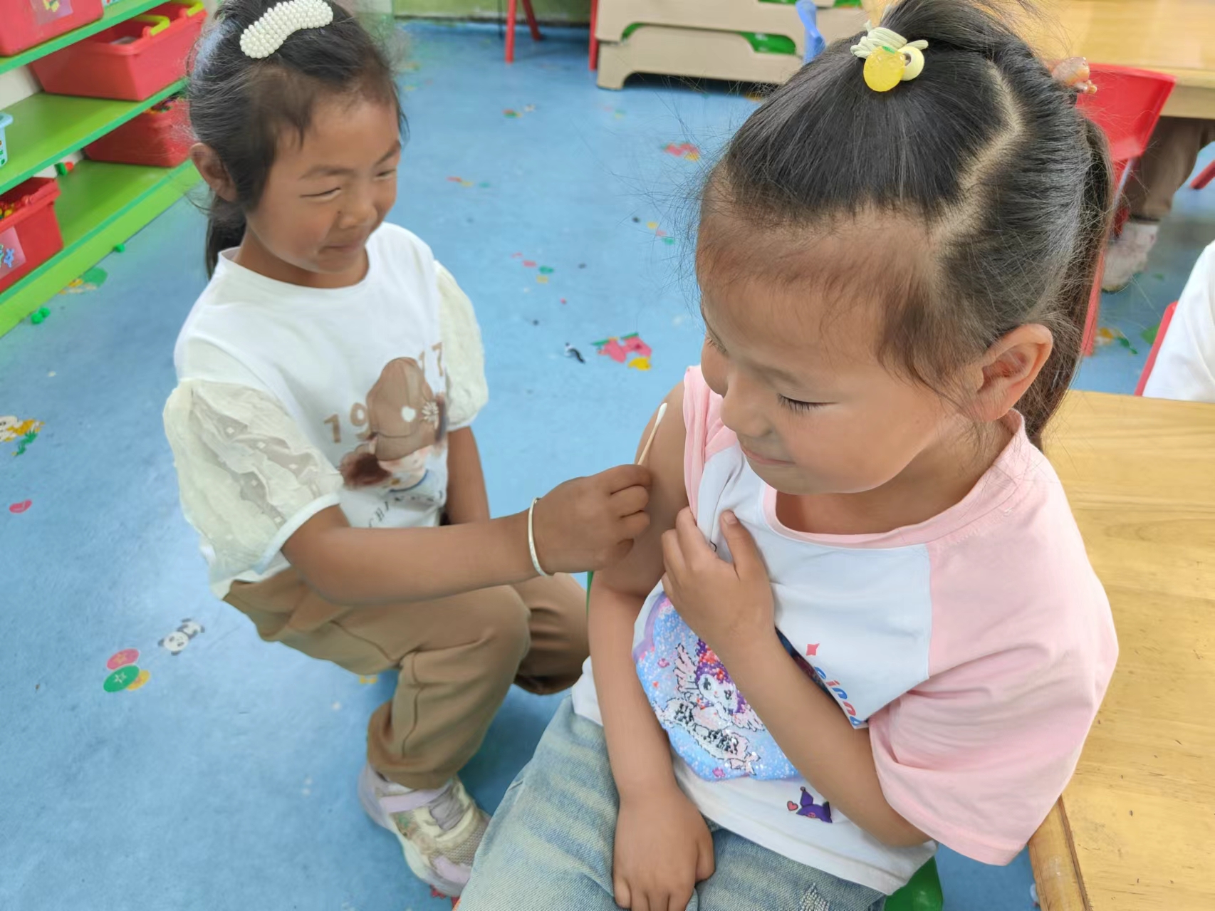 【与爱同行，感恩天使]——平邑县地方镇王崮山完小幼儿园护士节主题活动(图2)
