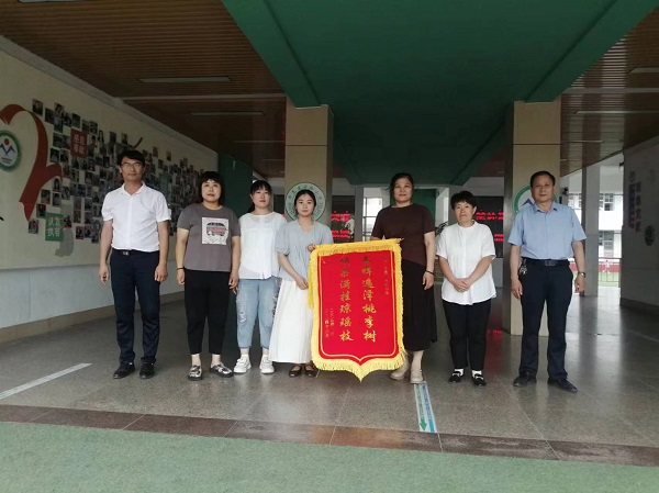真爱如霖 滋养无声—温情锦旗映耀兴蒙校园(图2)