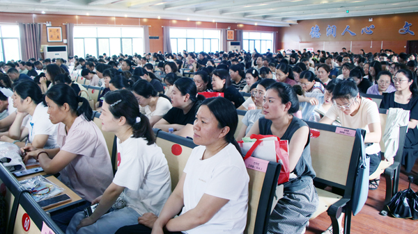 山东平邑：实验小学教育集团举办“亮点分享  创新启航”主题总结会(图4)