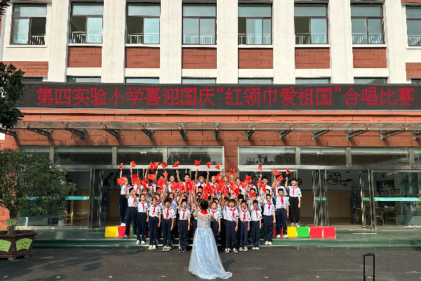 平邑县第四实验小学举行“红领巾爱祖国”合唱比赛(图1)