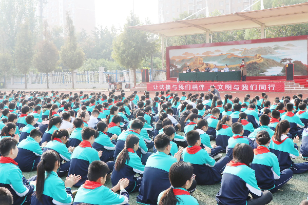 法治教育进校园 法律意识入人心 ——第四实验小学举行法治教育报告会(图2)