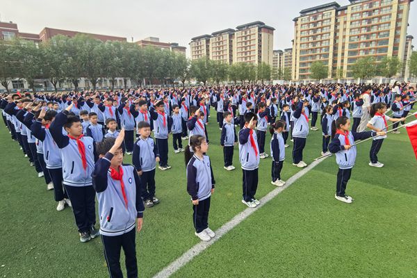 平邑县第二实验小学举行2023级新队员分批入队仪式(图1)