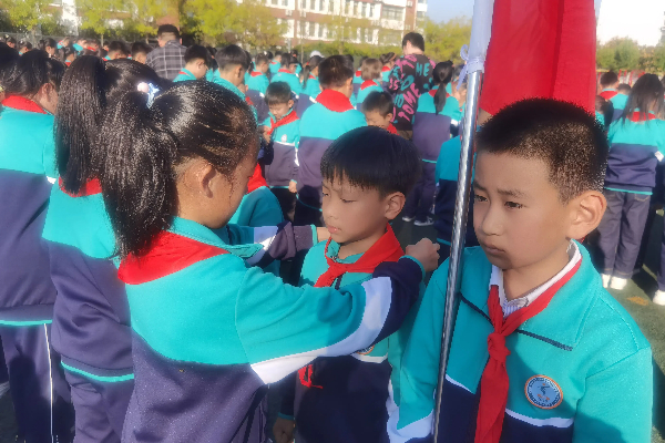 平邑县第四实验小学举行少先队新队员入队仪式(图2)