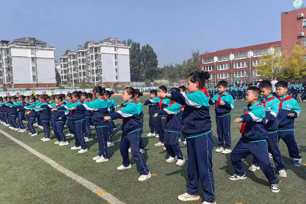队列队形展风采 飒爽英姿恰少年 —平邑县第四实验小学举行队列队形暨广播操比赛(图2)