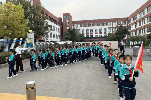 路队评比展风采 习惯养成塑未来 —平邑县第四实验小学举行路队评比活动