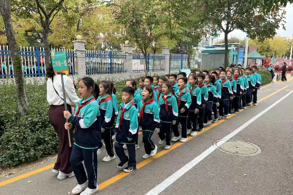 路队评比展风采 习惯养成塑未来 —平邑县第四实验小学举行路队评比活动(图2)