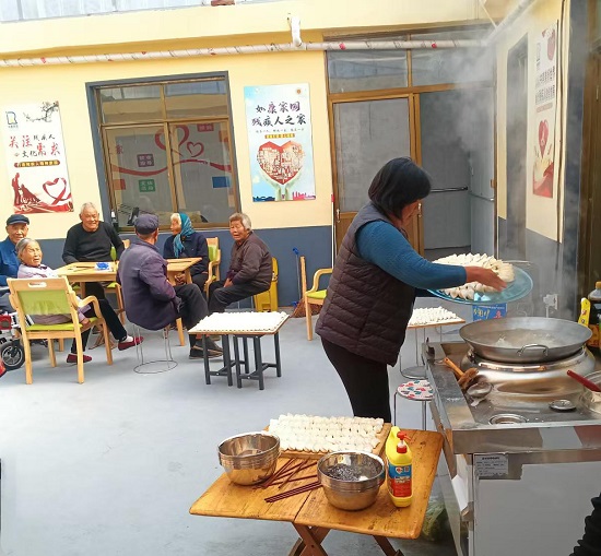 平邑县保太镇开展“饺香四溢暖人心 幸福食堂享幸福”志愿服务活动(图2)