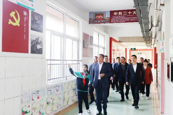 平邑县“同心助学·科技兴教”爱心公益捐赠活动在第四实验小学举行