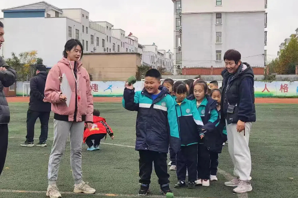 平邑县第四实验小学举行校园趣味运动会(图2)