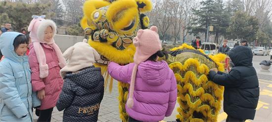 平邑街道：明德社区联合恒基物业特邀“中华舞狮队”为居民送祝福活动