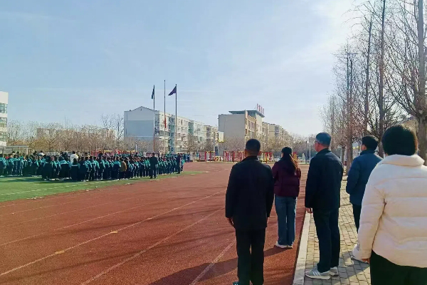 平邑县第四实验小学举行春季新学期升旗仪式(图1)
