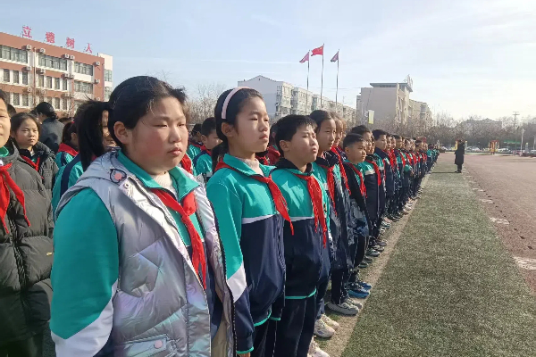 平邑县第四实验小学举行春季新学期升旗仪式(图3)