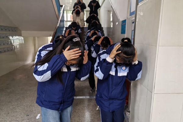平邑县第二实验小学举行地震应急疏散演练活动