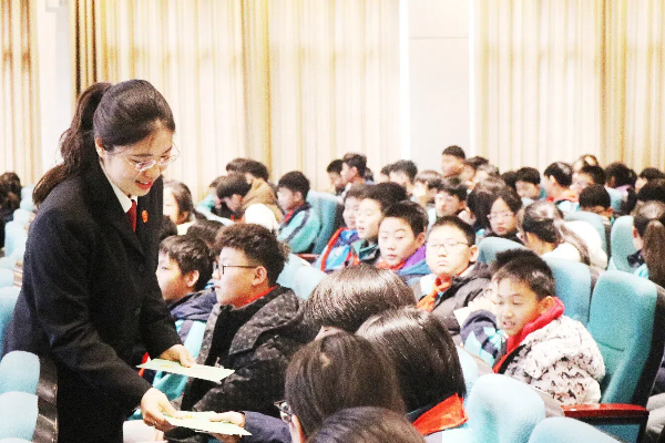 筑牢法律防线 守护校园安全 ——平邑县第四实验小学举行法治教育报告会(图3)