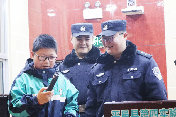 筑牢法律防线 守护校园安全 ——平邑县第四实验小学举行法治教育报告会(图1)