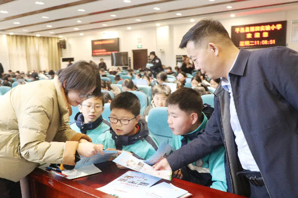 筑牢法律防线 守护校园安全 ——平邑县第四实验小学举行法治教育报告会(图2)