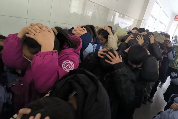 平邑县第二实验小学四年级组开展防震减灾应急演练活动