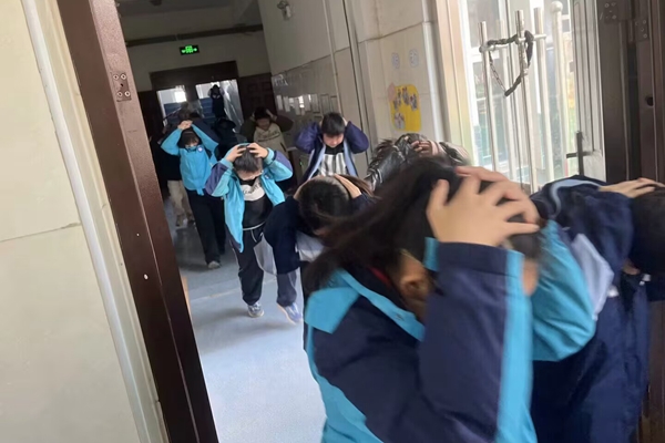 平邑县第二实验小学四年级组开展防震减灾应急演练活动(图2)