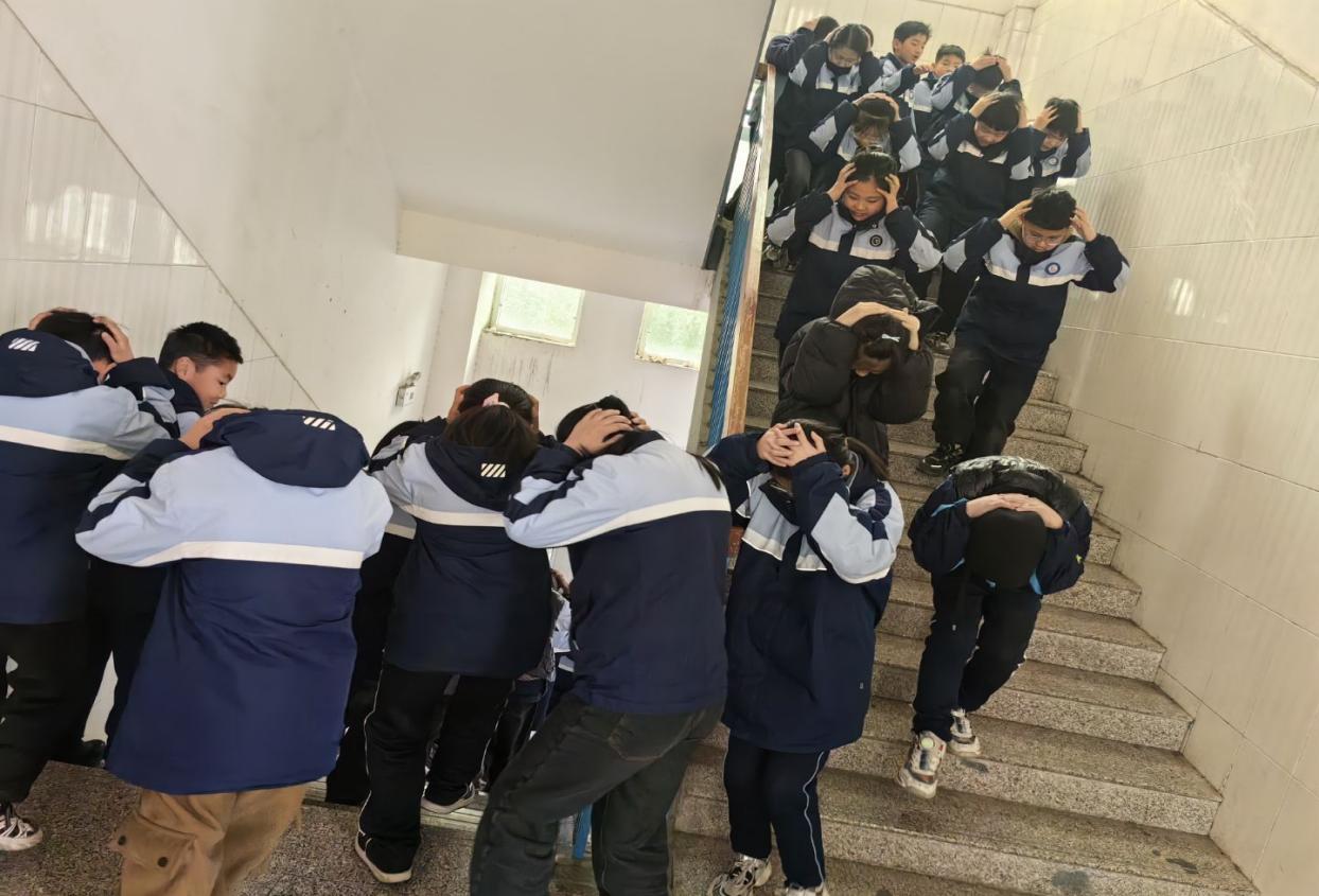 平邑县第二实验小学五年级开展地震应急疏散演练活动
