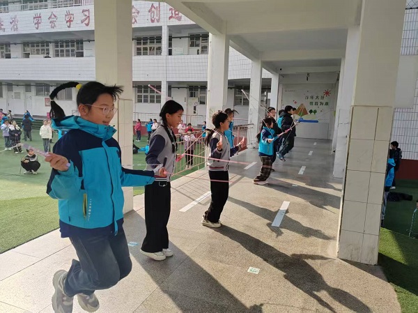 平邑兴蒙学校举行"校园吉尼斯挑战赛之‘一分钟跳绳’"班级联赛颁奖活动
