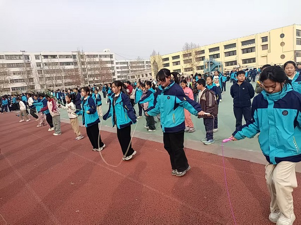 平邑兴蒙学校举行"校园吉尼斯挑战赛之‘一分钟跳绳’"班级联赛颁奖活动(图2)