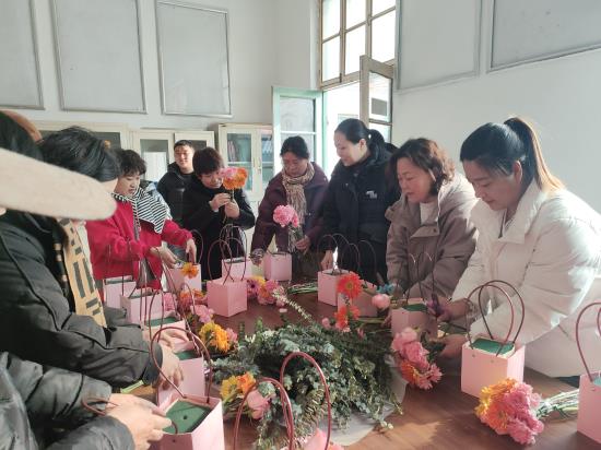 平邑街道：小南泉社区开展妇女节“巾帼绽放 花艺之约”插花主题活动