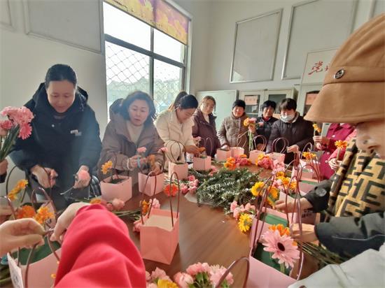 平邑街道：小南泉社区开展妇女节“巾帼绽放 花艺之约”插花主题活动(图2)
