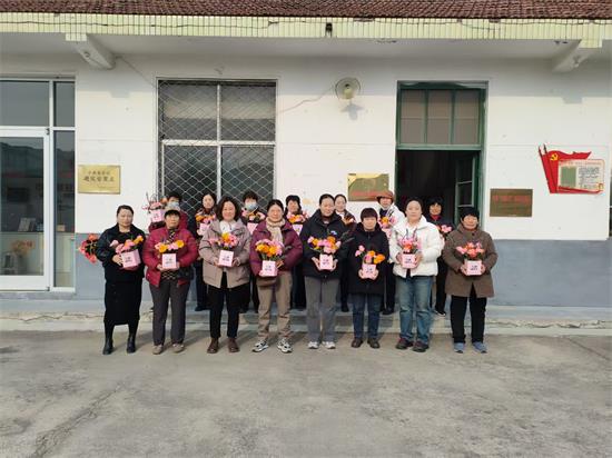 平邑街道：小南泉社区开展妇女节“巾帼绽放 花艺之约”插花主题活动(图3)