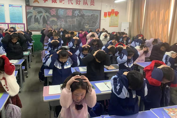 平邑县第二实验小学三年级组开展防震疏散演练活动