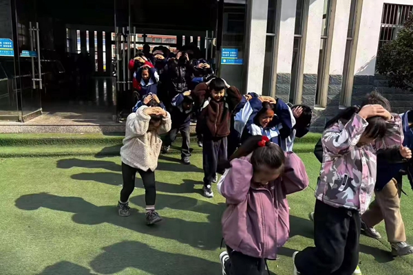 平邑县第二实验小学三年级组开展防震疏散演练活动(图2)