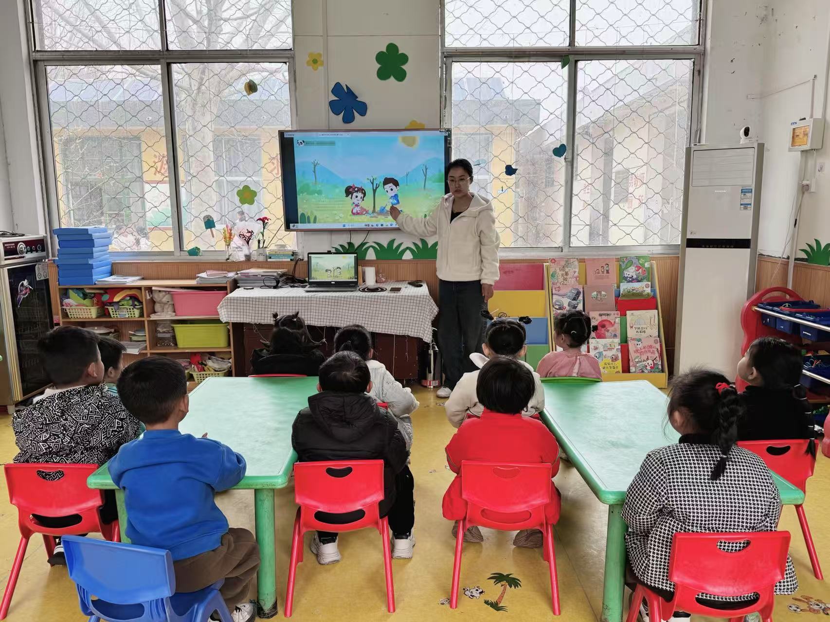 地方镇新村完小幼儿园植树节主题活动
