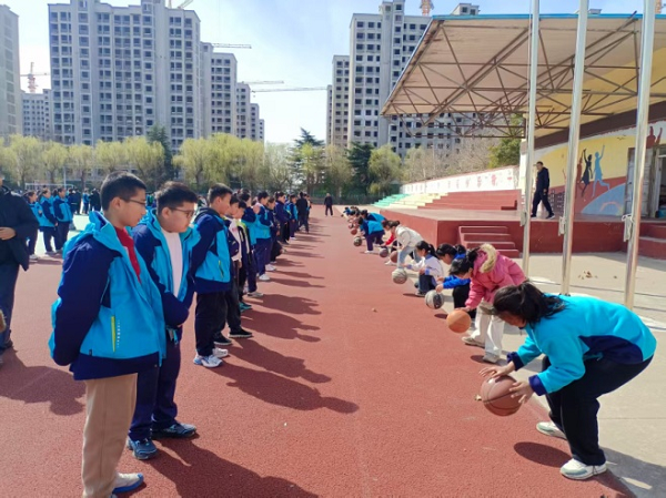 春韵激扬 篮球逐梦 —兴蒙学校“校园吉尼斯”之一分钟篮球拍球挑战赛火热启幕(图1)
