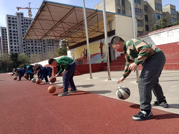 春韵激扬 篮球逐梦 —兴蒙学校“校园吉尼斯”之一分钟篮球拍球挑战赛火热启幕(图2)