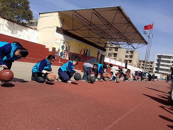 春韵激扬 篮球逐梦 —兴蒙学校“校园吉尼斯”之一分钟篮球拍球挑战赛火热启幕(图3)