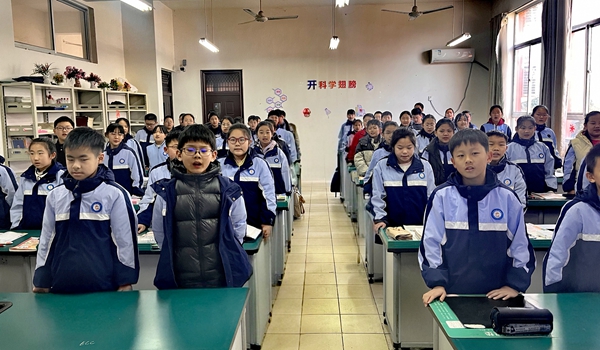 平邑县第二实验小学举行课前一支歌活动(图1)