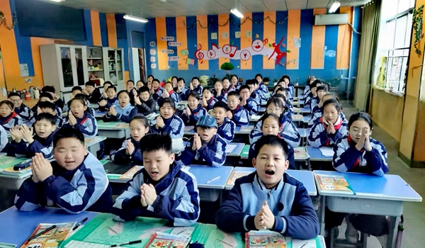 平邑县第二实验小学举行课前一支歌活动(图2)