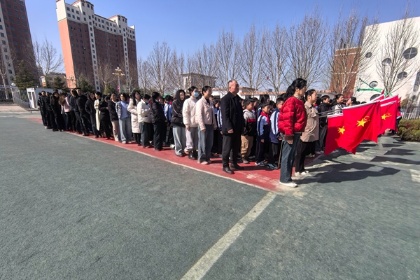 平邑县第二实验小学举行“运动同心，健康同行”主题升旗仪式(图2)