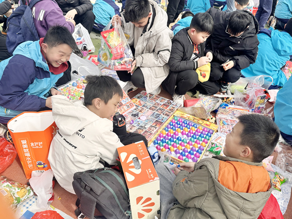 【校园资讯】第五届红领巾跳蚤市场开业啦(图2)