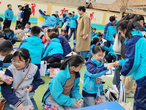 【校园资讯】第五届红领巾跳蚤市场开业啦(图5)
