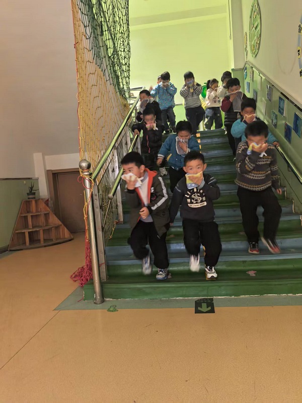 平邑兴蒙学校幼儿园举行消防疏散演练活动