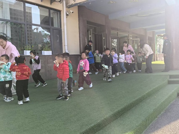 平邑兴蒙学校幼儿园举行消防疏散演练活动(图2)