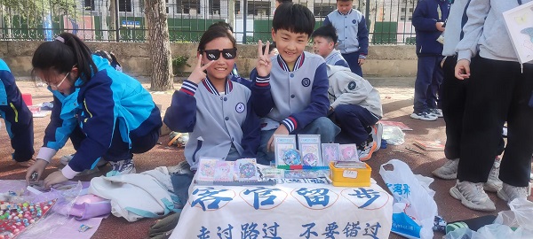 平邑兴蒙学校“童心集市·智慧交易”活动圆满落幕(图2)