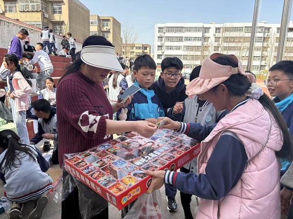 平邑兴蒙学校“童心集市·智慧交易”活动圆满落幕(图6)