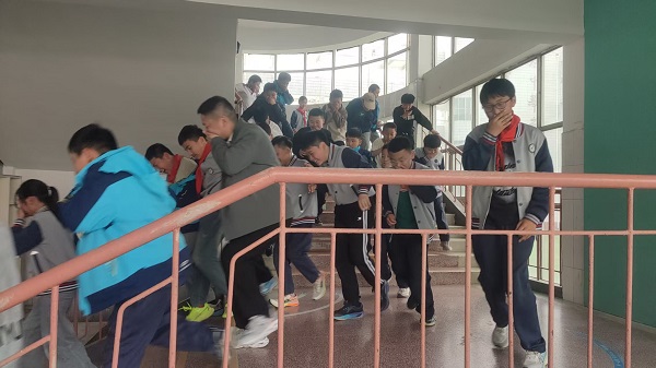 春日校园警钟鸣，疏散演练护安宁—兴蒙学校举行春季消防疏散演练活动