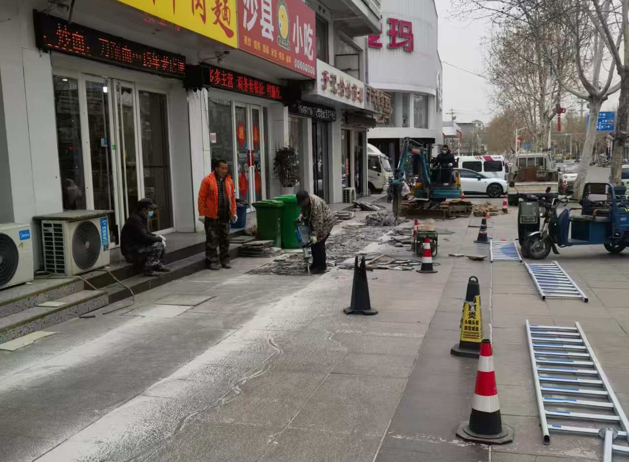 平邑街道：通圣社区繁花里商业街排污难题将迎刃而解，新排污管道今日动工(图1)
