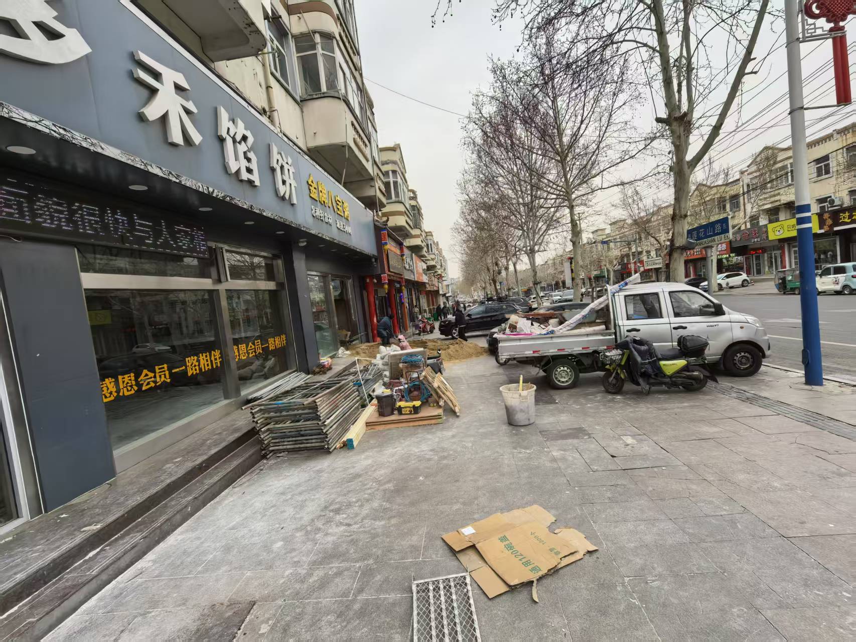 平邑街道：通圣社区繁花里商业街排污难题将迎刃而解，新排污管道今日动工(图2)
