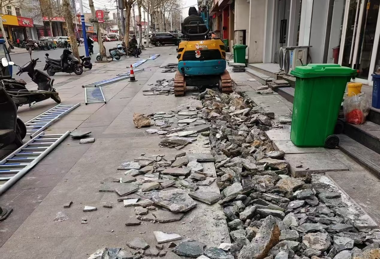 平邑街道：通圣社区繁花里商业街排污难题将迎刃而解，新排污管道今日动工(图3)
