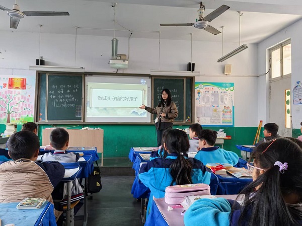 平兴蒙学校举行“做新时代诚信少年”主题升旗仪式(图4)